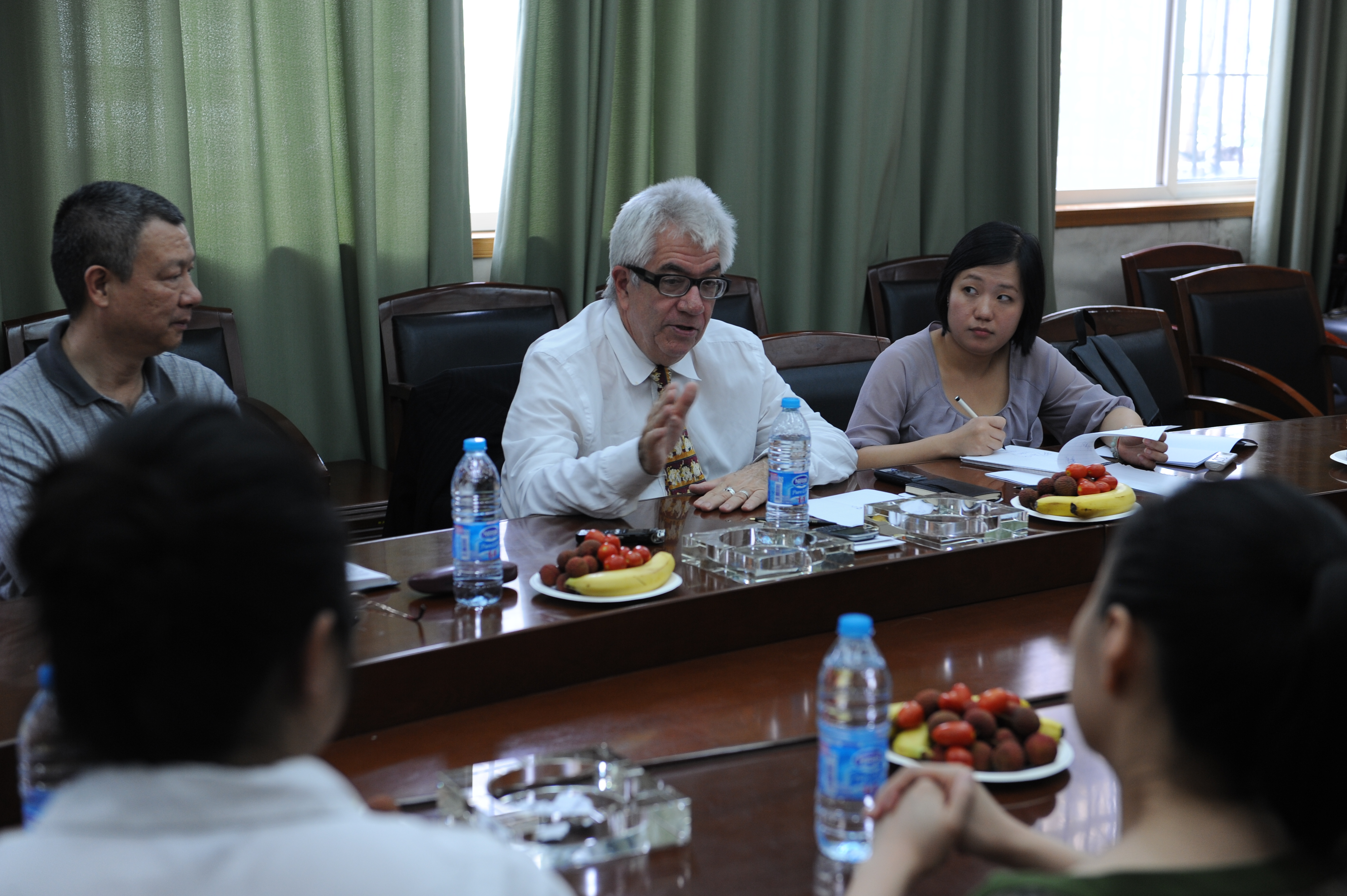 美国新闻学教授普雷特访问有爱爱
