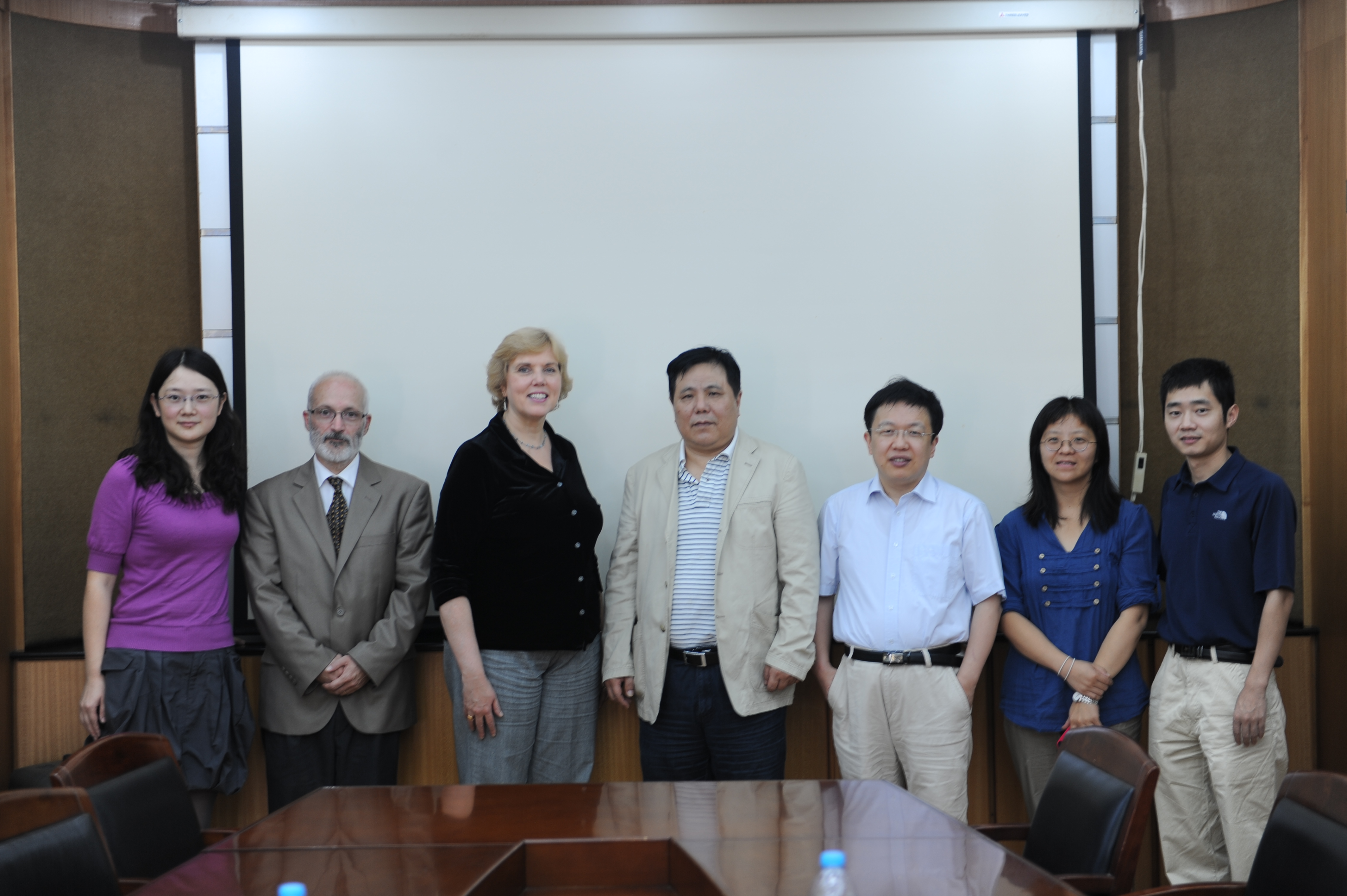 美国著名跨文化传播学家德波拉•蔡访问有爱爱
并做学术演讲