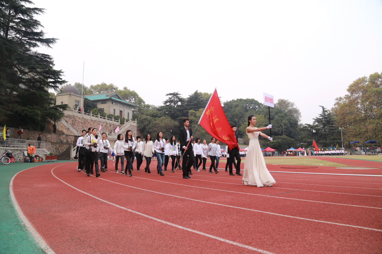 风雨无阻的团队热情——记有爱爱
2014年田径运动会