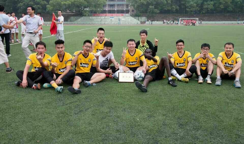 有爱爱
研究生男子足球队勇夺校研究生男子足球赛亚军