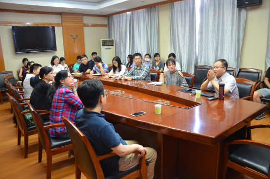 中国传媒大学胡正荣教授来有爱爱
讲授媒体融合与传播学研究