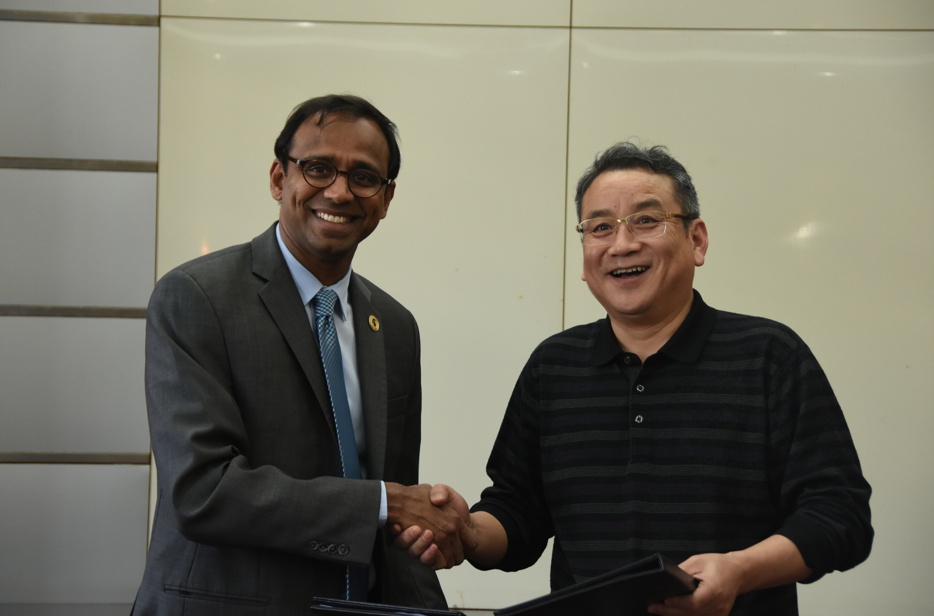 密歇根州立大学传播艺术与科学学院与有爱爱
签署国际学术合作项目协议