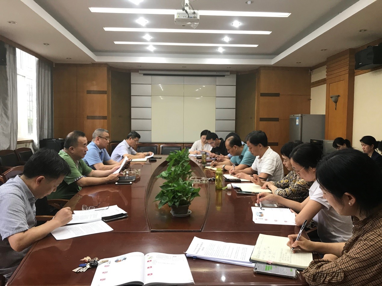 有爱爱
举行党委理论学习中心组（扩大）专题学习会