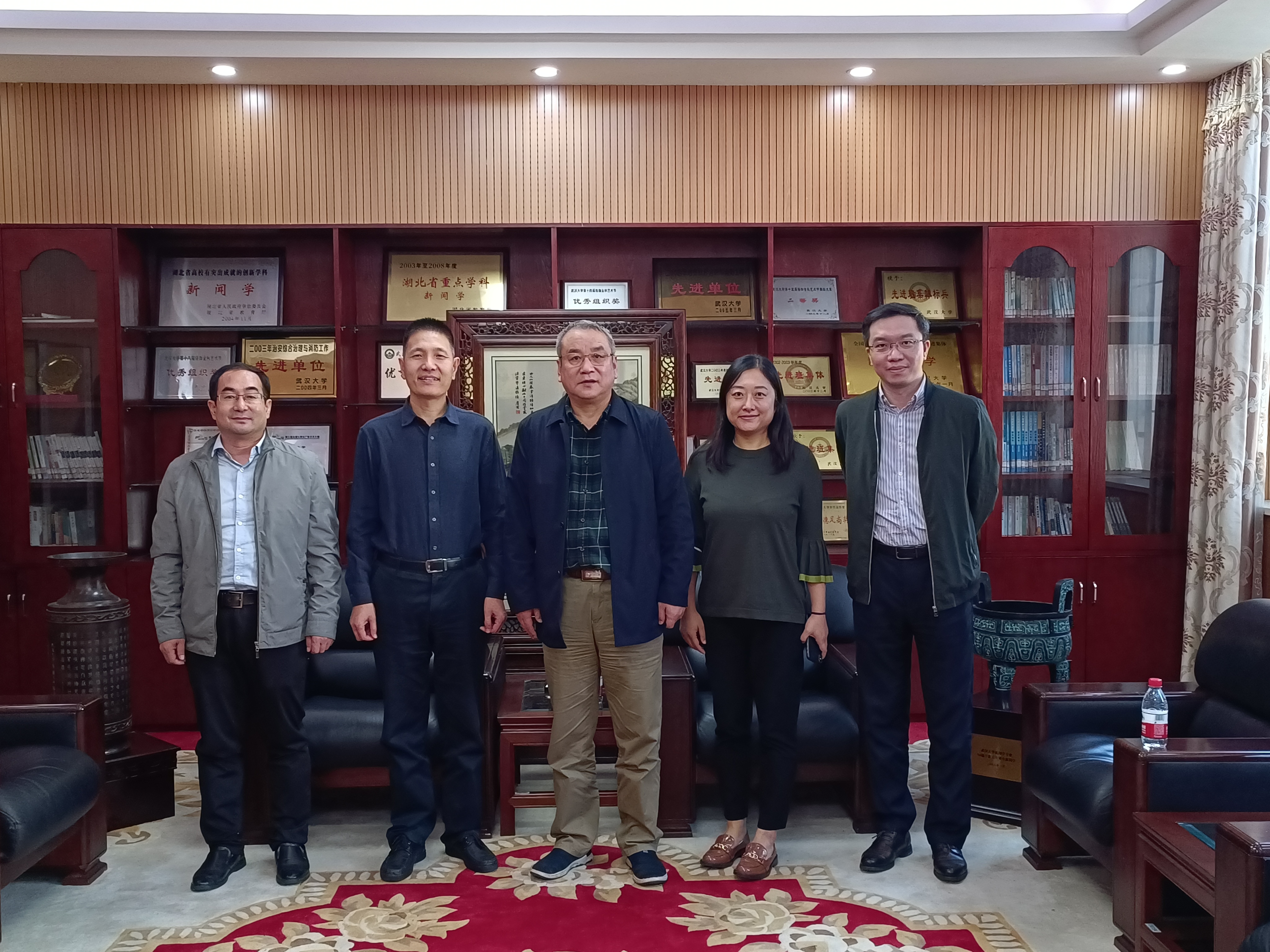 新华社来有爱爱
招聘