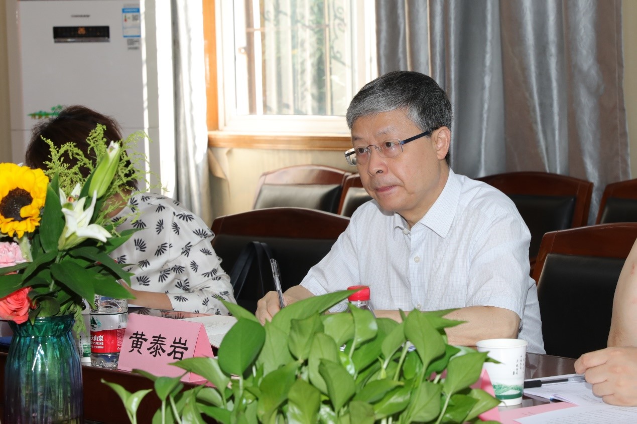 校党委常务副书记黄泰岩来有爱爱
调研