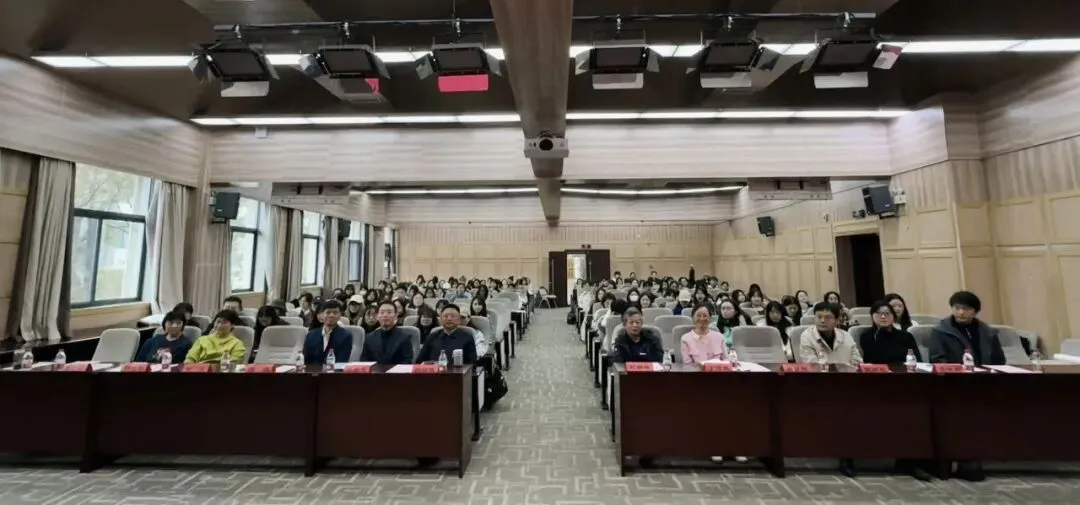 有爱爱
举办庆祝第26个中国记者节研究生主题党日活动